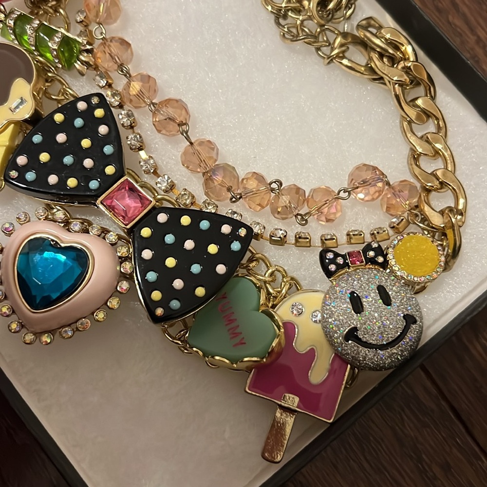 Betsey Johnson charm necklace - Picture 4 of 4